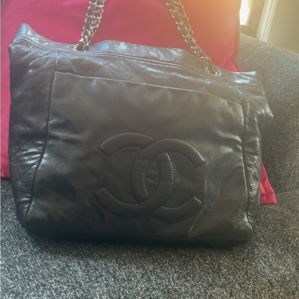 CHANEL Black Quilted Lambskin Shoulder Tote with Chain-Strap